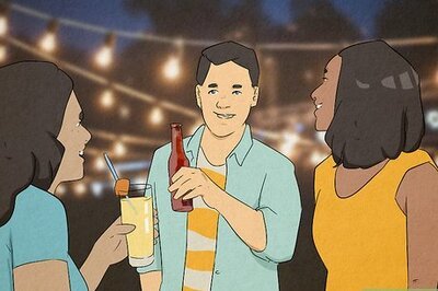 How to Mingle With Strangers at Parties