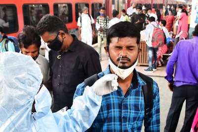 India Will See Omicron Surge but Cases Will Be Mild, Vaccines Will Help, Says Doctor Who Identified New Variant