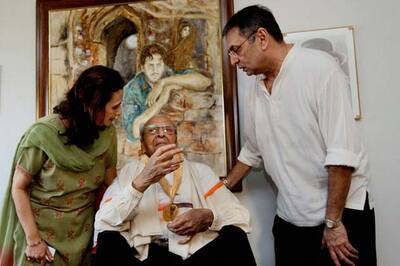 Snapshot: 93-year-old Pran smiles, waves as he wears his Dadasaheb Phalke medal