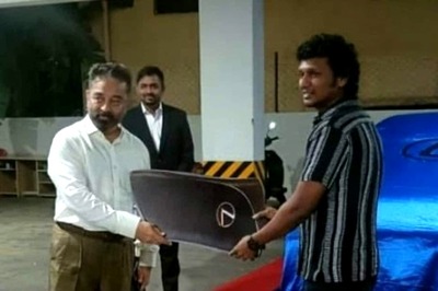 Vikram: Kamal Haasan Gifts Car to Film's Director Lokesh Kanagaraj to Celebrate Success