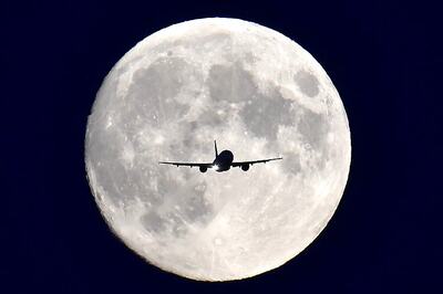 Singapore Airlines flight loses power mid-air with 194 passengers onboard