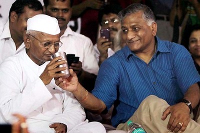VK Singh meets Anna Hazare, clears air over joining BJP