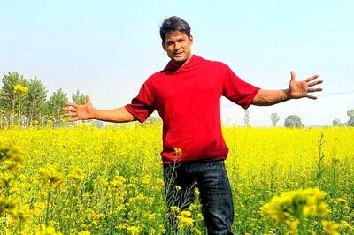 Sidharth Shukla Pulls Off Shah Rukh Khan's Signature Pose in Punjab, Fans Call Him 'King Shukla'