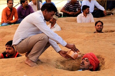 Protesting Farmers to Observe Diwali Sitting in Neck-deep Pits in Jaipur