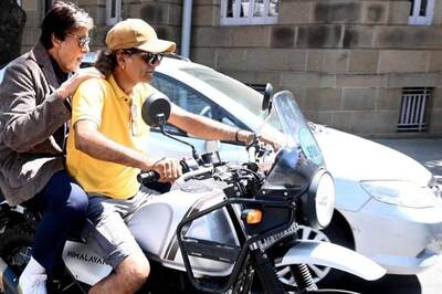 Amitabh Bachchan Takes a Bike Ride From An Unknown Person To Work Place; Navya Nanda Reacts