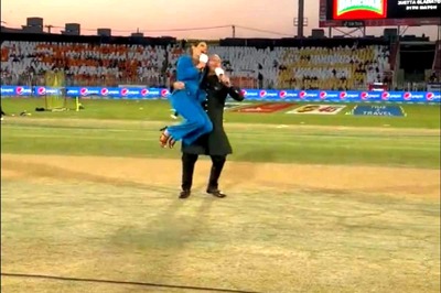 'Keeping You on Your Toes': Danny Morrison Lifts Erin Holland During PSL; Watch Video