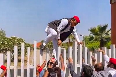 WATCH | Akhilesh Yadav Climbs Wall of Jai Prakash Narayan Centre After Being Denied Entry