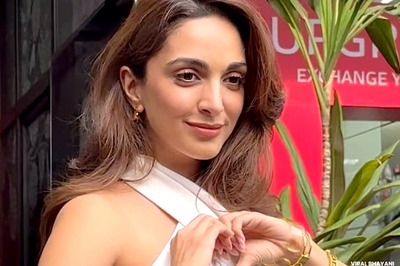 Sexy! Kiara Advani Makes Hand-Heart Gesture As She Makes Gorgeous Appearance In White | Watch