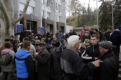 Ukraine: Rival groups protest in divided crimea
