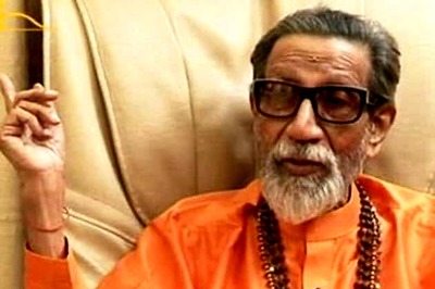 Bal Thackeray targets Sonia, Pawar at Dussehra rally