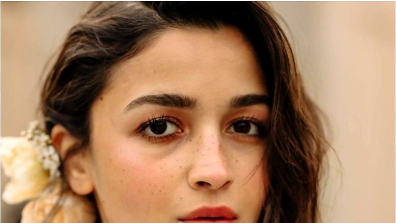 Here is How You Can Achieve Alia Bhatt and Shanaya Kapoor’s Luminous Make-up Look
