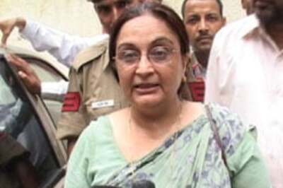 Bharti fails to bar Neelam from court