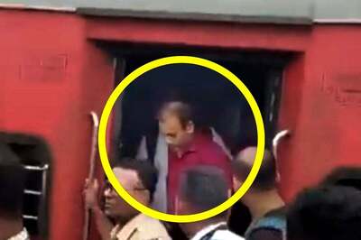 Underworld Don Abu Salem, Accused In 1993 Mumbai Blasts Case, Brought to Manmad In Train | Watch Video