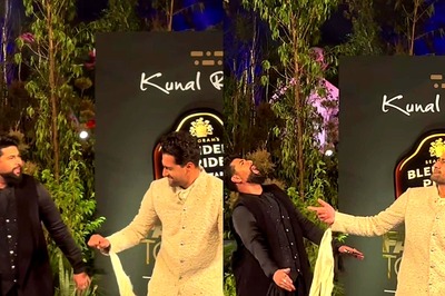 Vicky Kaushal Grooves to Punjabi Song at Kunal Rawal's Fashion Show; Janhvi Kapoor Cheers for Orry's Ramp Walk