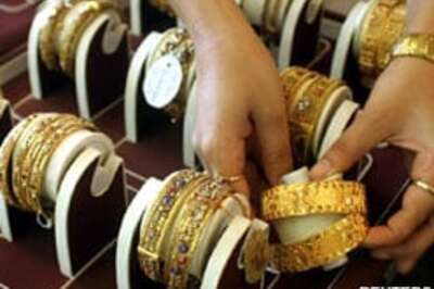 Gold tumbles globally, cheapest glitter in Delhi
