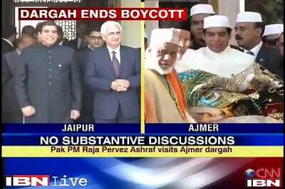 Pak PM prays at Ajmer dargah, meets Khurshid for lunch
