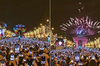 'Camera Eats First': Video of Only Phones Capturing New Year Fireworks in Paris Concerns Internet
