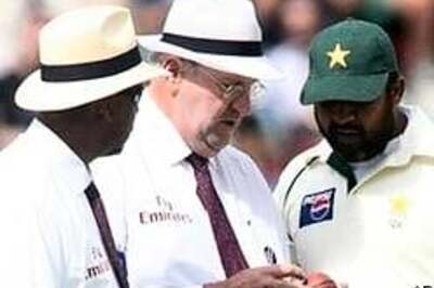 Australians back Darrell Hair