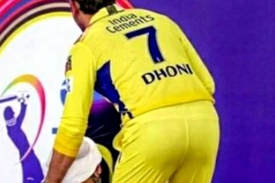 Twitter Goes Crazy as Arijit Singh Bows Down to Touch MS Dhoni's Feet At IPL 2023 Opening Ceremony