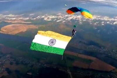Tricolour Unfurled from Parachute Thousands of Feet in Air in Russia, Picturesque Jump Gives Goosebumps | WATCH