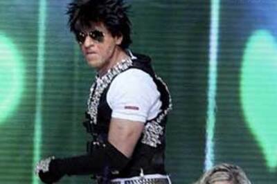 SRK pulls out his shirt, flaunt abs on TV show