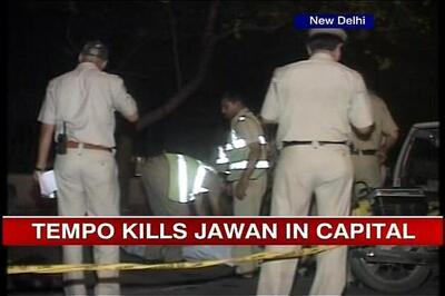 Delhi: Policeman killed for trying to stop tempo