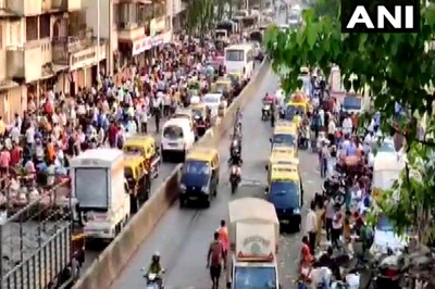 Massive Crowd Gathers at Mumbai’s Dadar Market Even as Maha Records Highest Single-day Covid-19 Spike