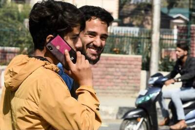 Frantic Calls, Cheerful Greetings: Kashmiris Erupt with Joy as Mobile Phones Ring After 70 Days in Valley