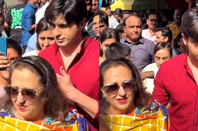 Sidharth Malhotra Visits Siddhivinayak Temple With His Mom, Protects Her From Mob; Watch Video