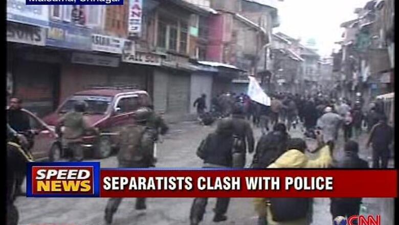 Srinagar: Shia youngsters clash with police