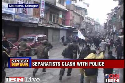 Srinagar: Shia youngsters clash with police