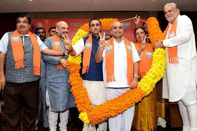 Vijay Rupani Meets Gujarat Governor to Stake Claim; Swearing-in on Sunday