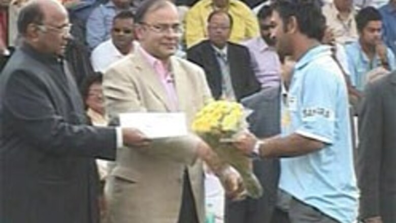 Family, fans give Dhoni hero's welcome in Ranchi