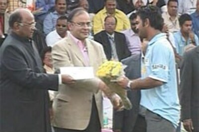 Family, fans give Dhoni hero's welcome in Ranchi