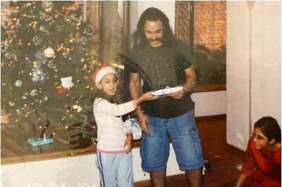 Ira Shares Old, Adorable Picture with Father Aamir Khan, Calls Self 'Santa's Helper'
