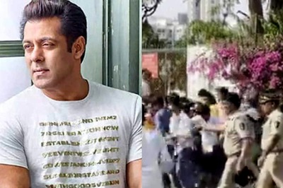 Salman Khan Fans Face Lathicharge Outside Galaxy Apartments On Eid, Video Goes Viral; Watch