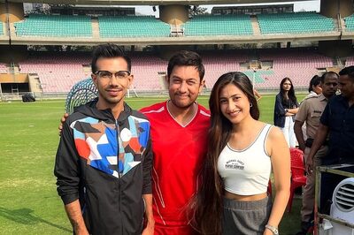 Aamir Khan Sports Red Tracksuit As He Poses With Yuzvendra Chahal and Dhanashree; Photo
