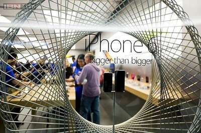 Apple CEO Tim Cook kicks off iPhone 6 sales at a store near his Silicon Valley home