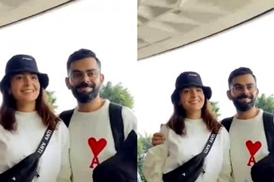 Anushka Sharma All Smiles as She Poses With Virat Kohli, Paparazzi Say 'Team Kohli Always'