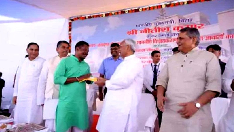 'Never Dreamt in My Life': Bihar's Poorest MLA Couldn't Hold Back Tears After Getting Keys to Govt House | WATCH