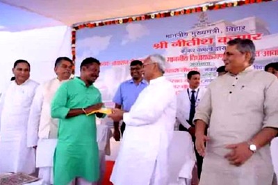 'Never Dreamt in My Life': Bihar's Poorest MLA Couldn't Hold Back Tears After Getting Keys to Govt House | WATCH