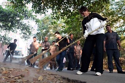 Snapshot: Amitabh Bachchan sweeps the street for Swachh Bharat campaign; Prime Minister Narendra Modi praises him