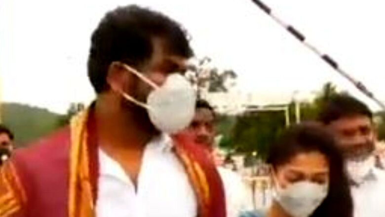 Nayanthara and Vignesh Shivan Pay Visit at the Tirumala Tirupati Temple; Walk Hand-in-Hand
