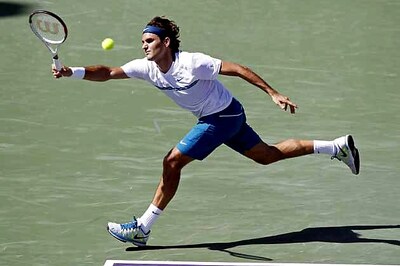 Federer rolls on, Clijsters falls in Miami