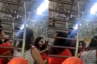 Garba Fever Grips Mumbai Local as Women Break Into The Dance on Train