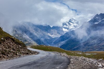 Road to Rohtang meanders its way through inconveniences