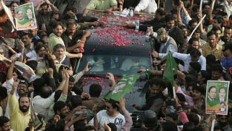 Top Pak govt officers resign to join Sharif's protest march