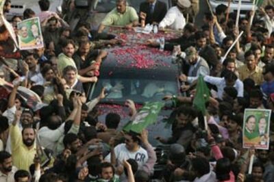 Top Pak govt officers resign to join Sharif's protest march