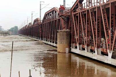 Delhi: Massive waterlogging continues on roads even as Yamuna level recedes marginally