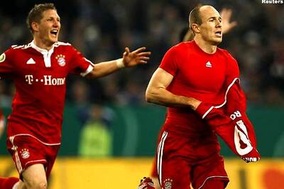 Bayern crush Hanover 7-0 to keep two-point lead